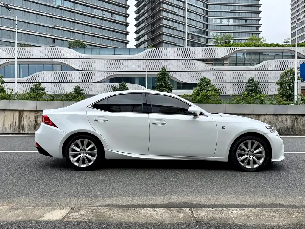 Lexus IS 2016 — фото 7