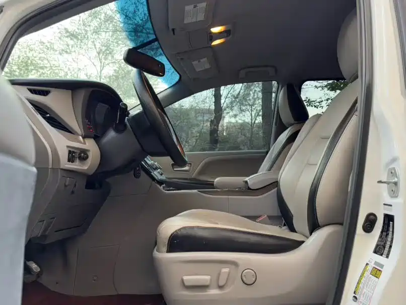Toyota Sienna 2015 — фото 6