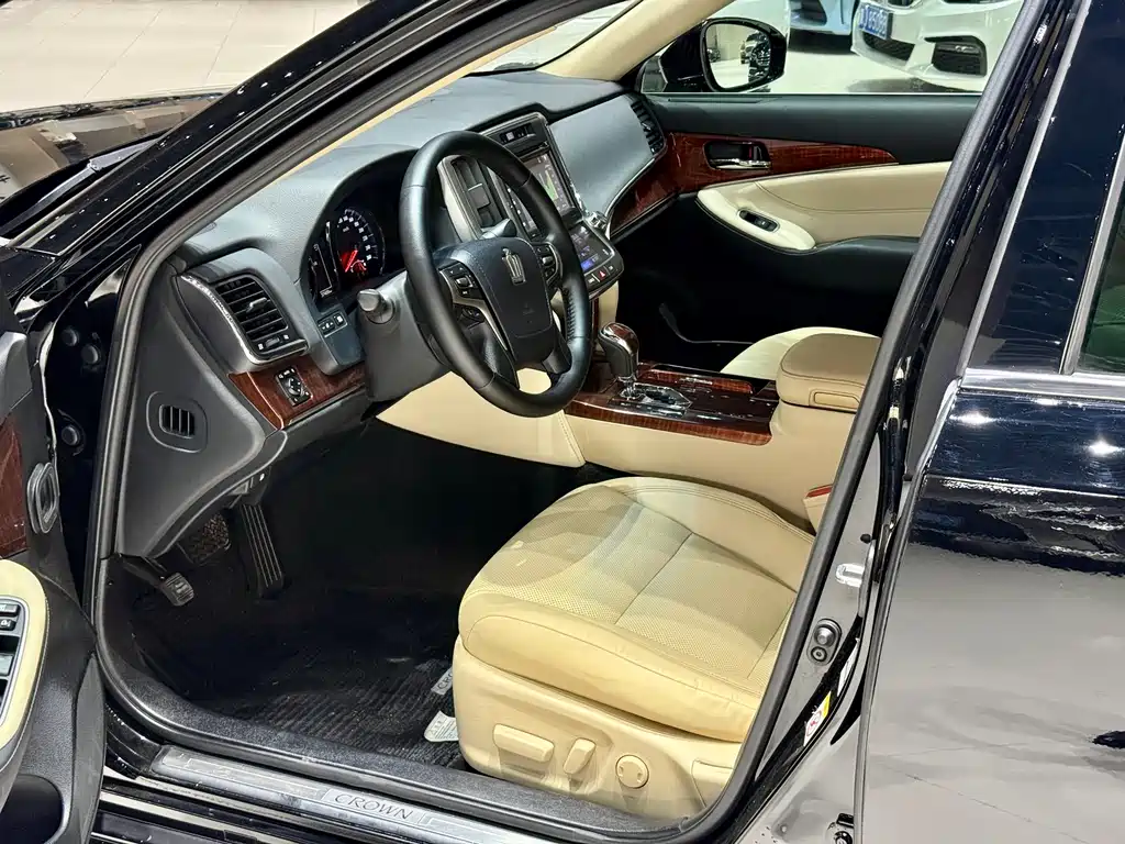 Toyota Crown 2016
