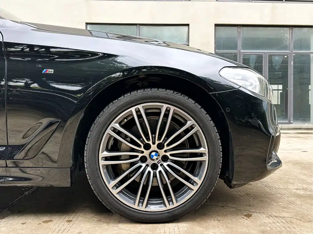 BMW 5 Series 2017 — фото 11