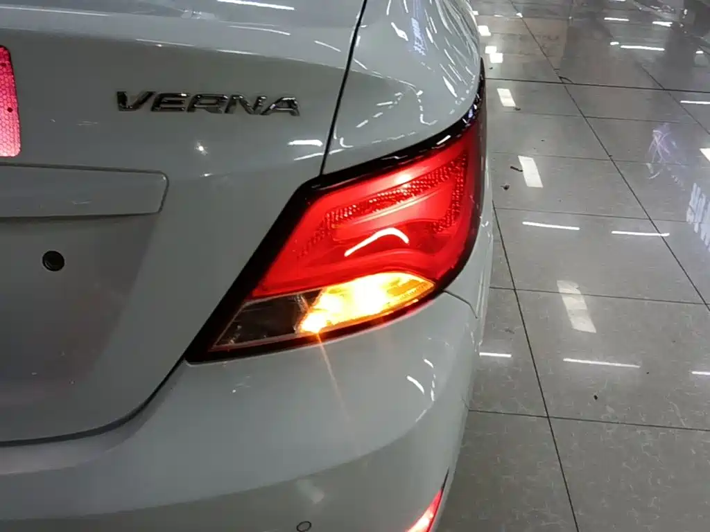 Hyundai Verna 2015 — фото 8