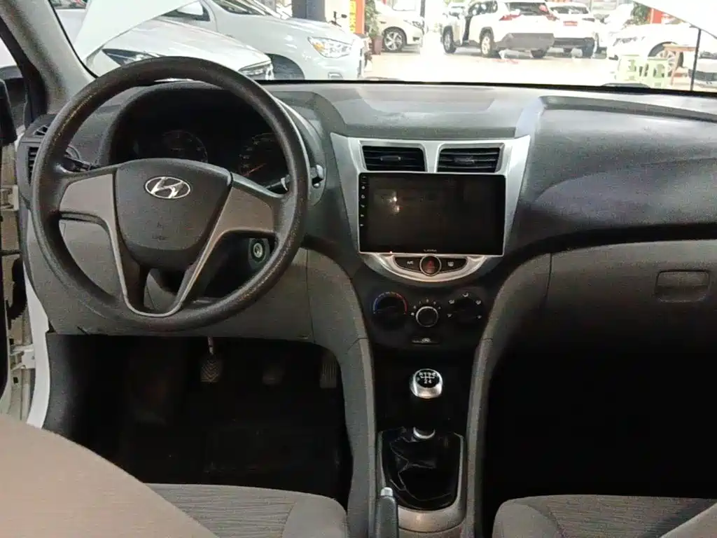 Hyundai Verna 2015 — фото 10