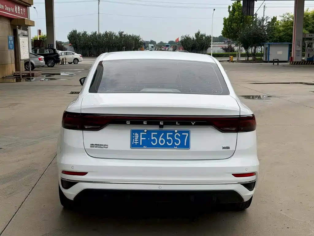 Geely Emgrand 2022