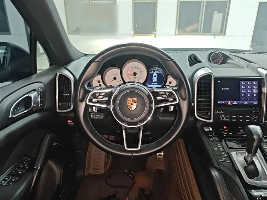 Porsche Cayenne 2017 — фото 11