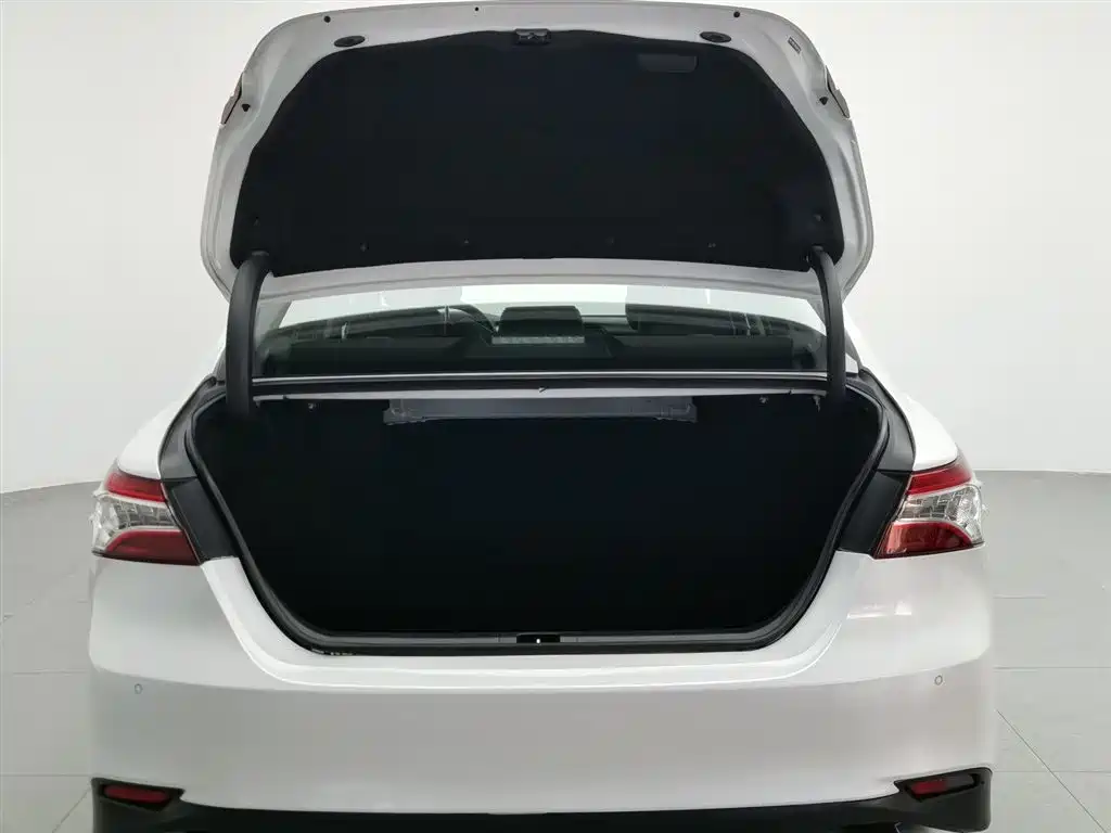 Toyota Camry 2018 — фото 16