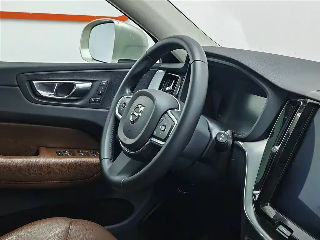 Volvo XC60 2018 — фото 22