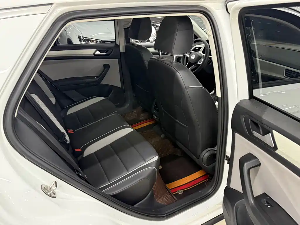 Volkswagen T-Roc 2023 — фото 14
