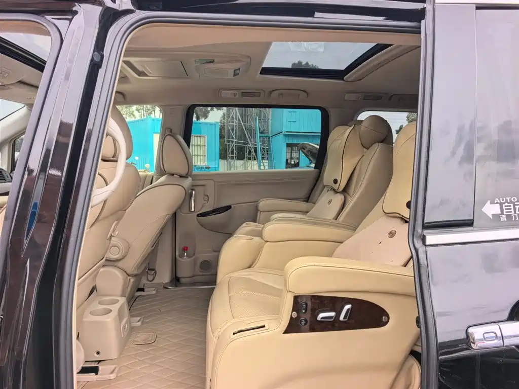 Nissan Quest 2017 — фото 12