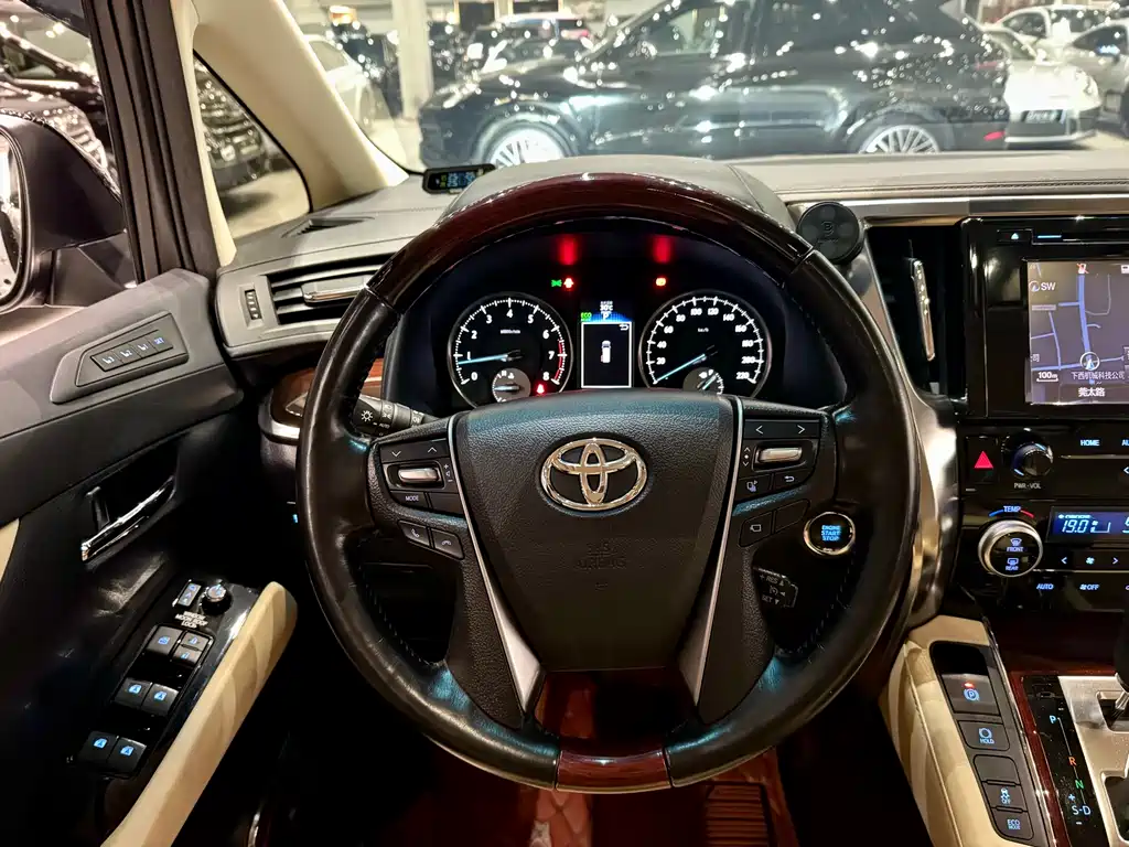 Toyota Alphard 2017 — фото 9