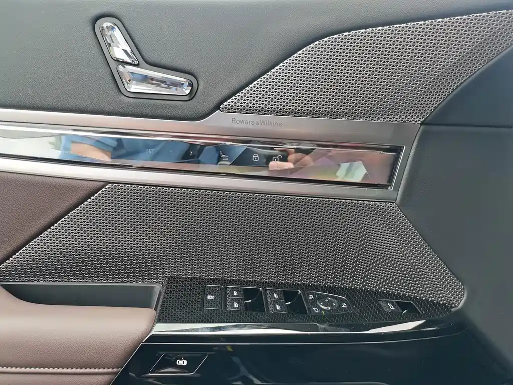 BMW i7 2025 — фото 23