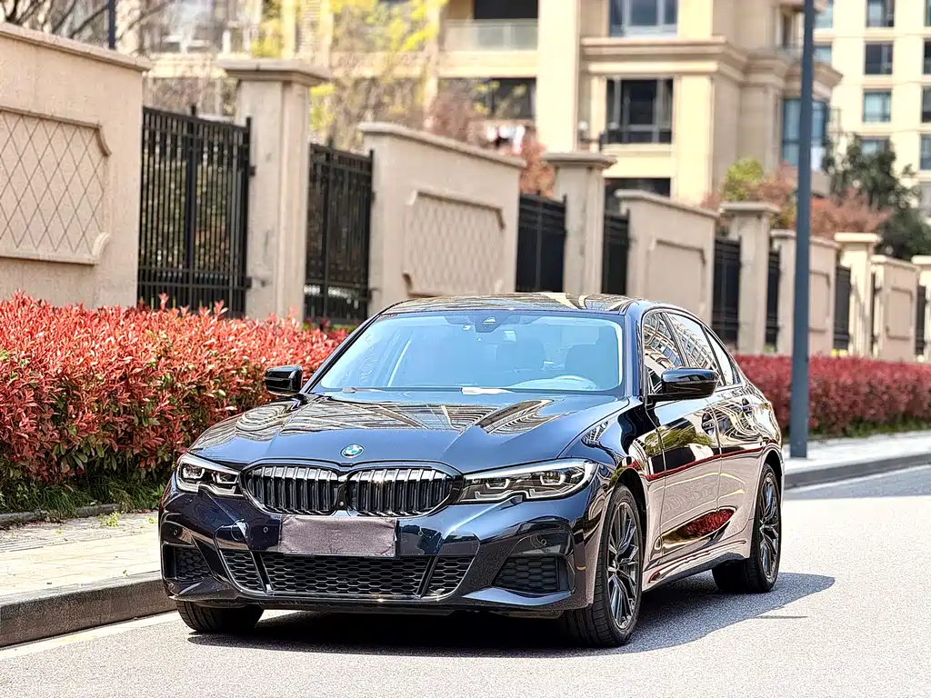 BMW 3 Series 2022 — фото 1