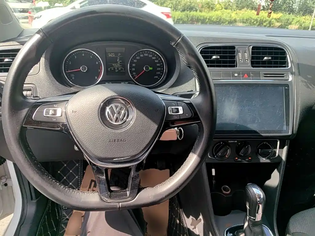Volkswagen Polo 2017 — фото 10