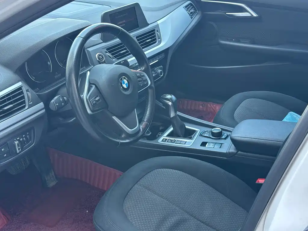 BMW 1 Series 2018 — фото 8