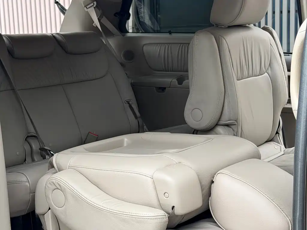 Toyota Sienna 2009 — фото 4