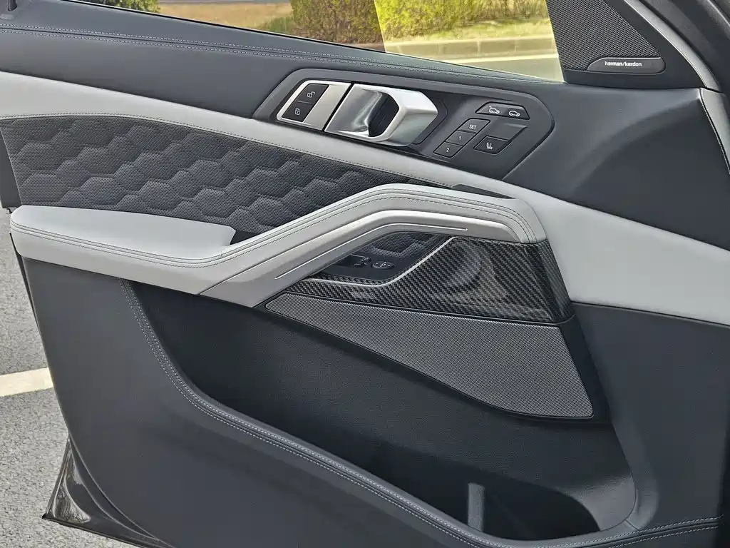 BMW X6 M 2023 — фото 19