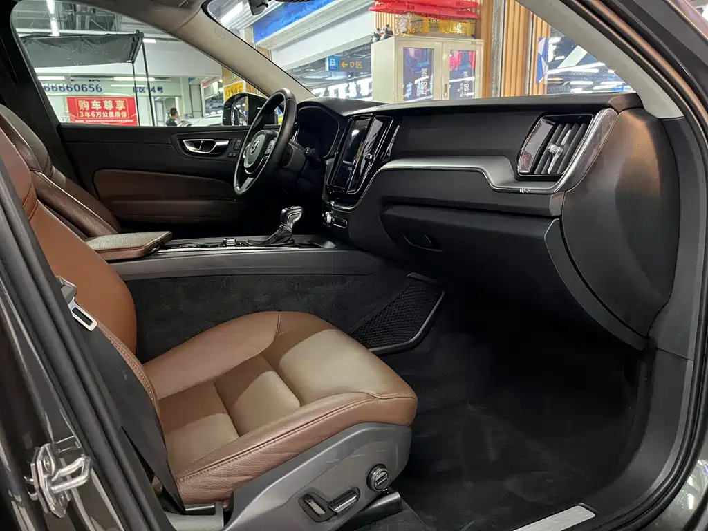 Volvo XC60 2020 — фото 15