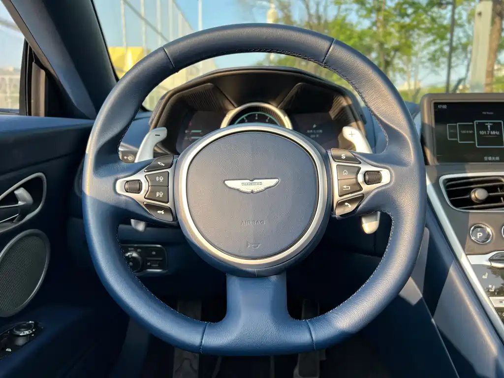 Aston Martin DB11 2020 — фото 16