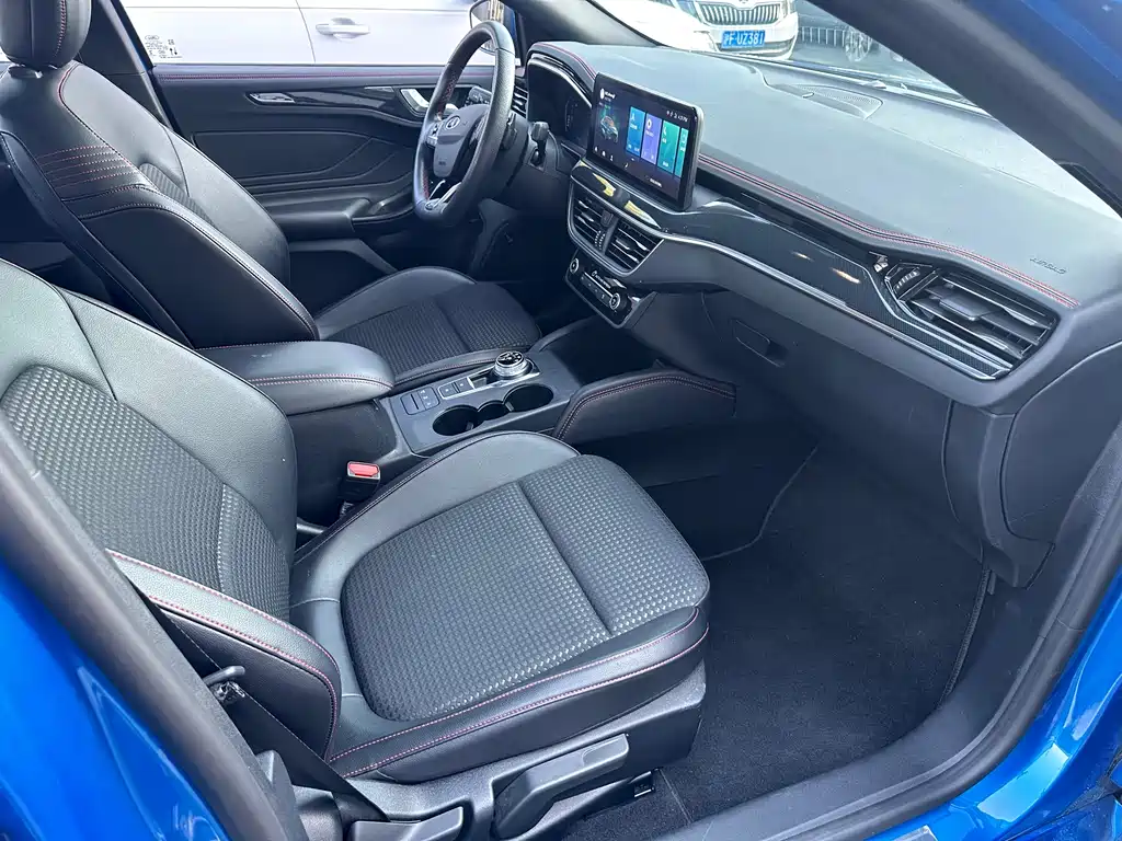 Ford Focus 2022 — фото 12
