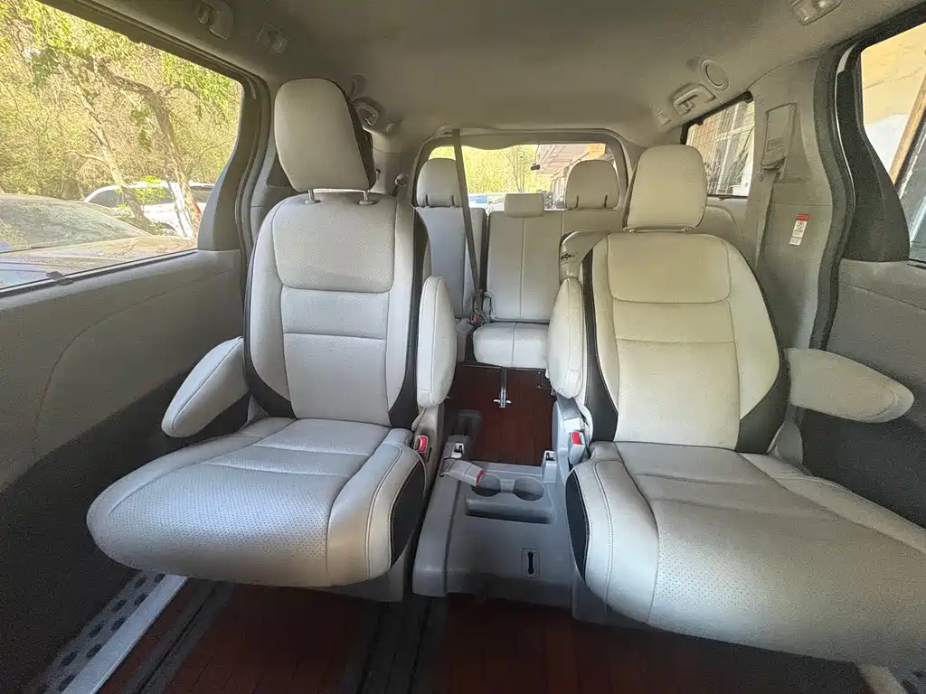 Toyota Sienna 2015 — фото 16