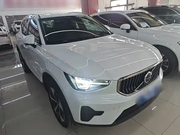 Volvo XC40 2025