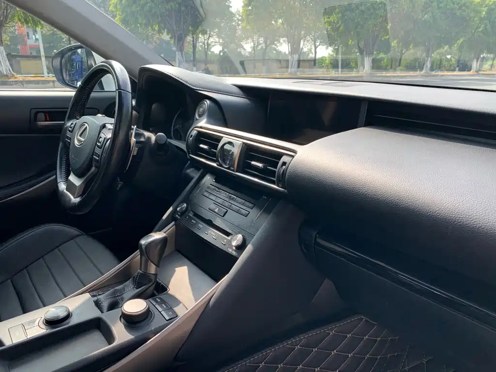 Lexus IS 2018 — фото 12