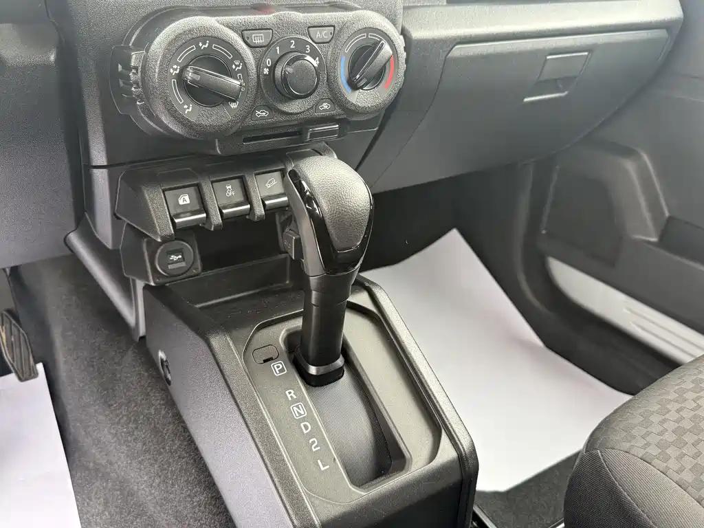 Suzuki Jimny 2024 — фото 16