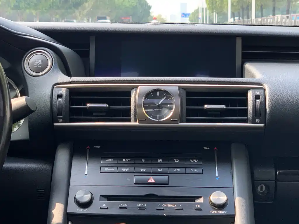 Lexus IS 2018 — фото 14