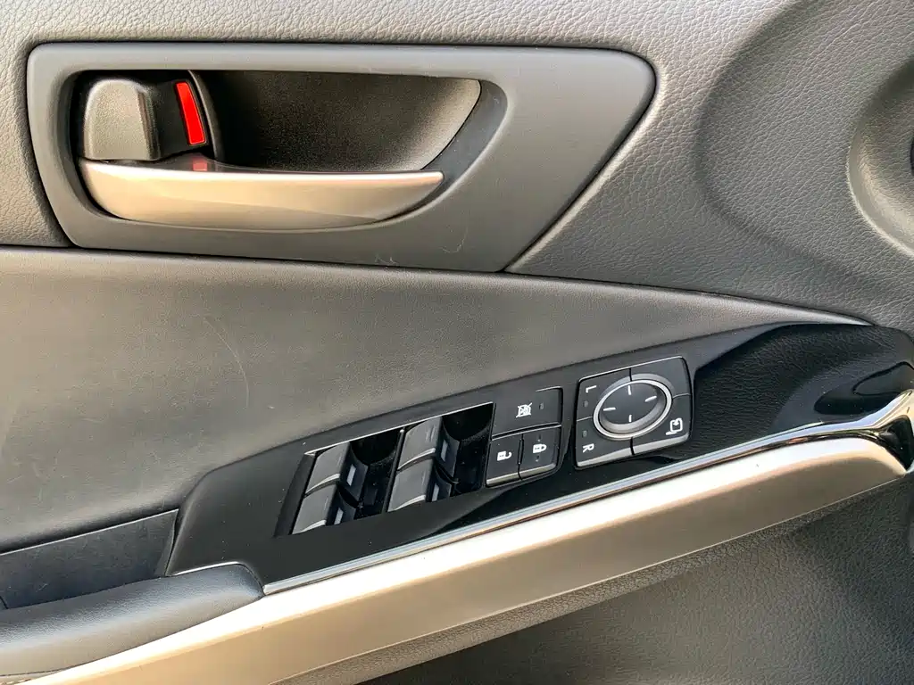 Lexus IS 2018 — фото 18