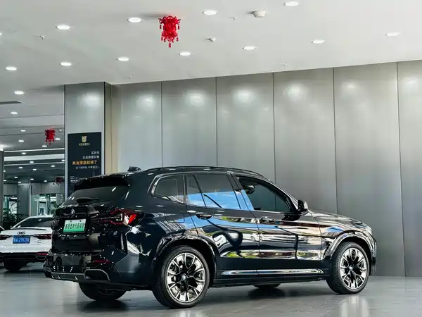 BMW iX3 2025