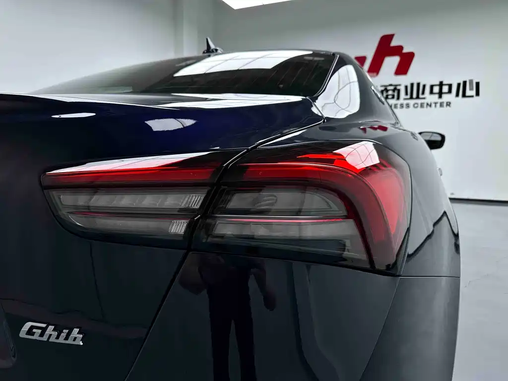 Maserati Ghibli 2021 — фото 18
