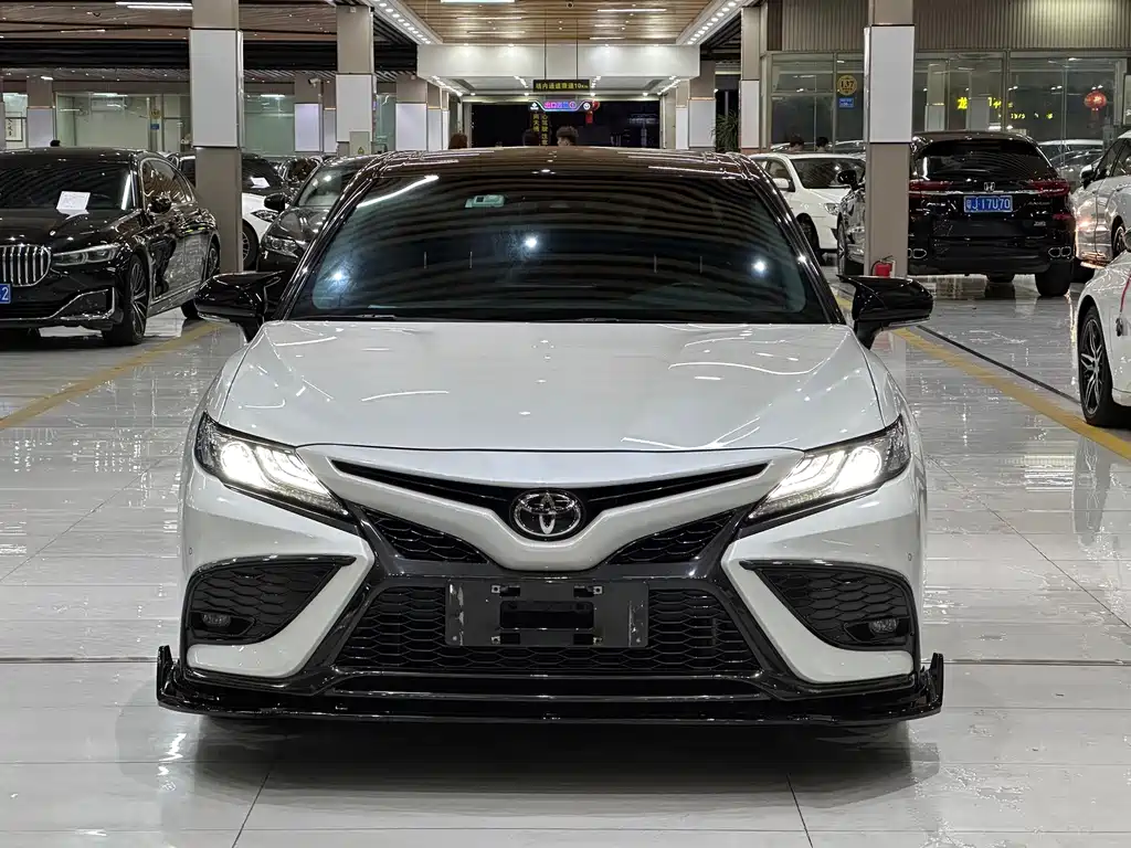 Toyota Camry 2022 — фото 2
