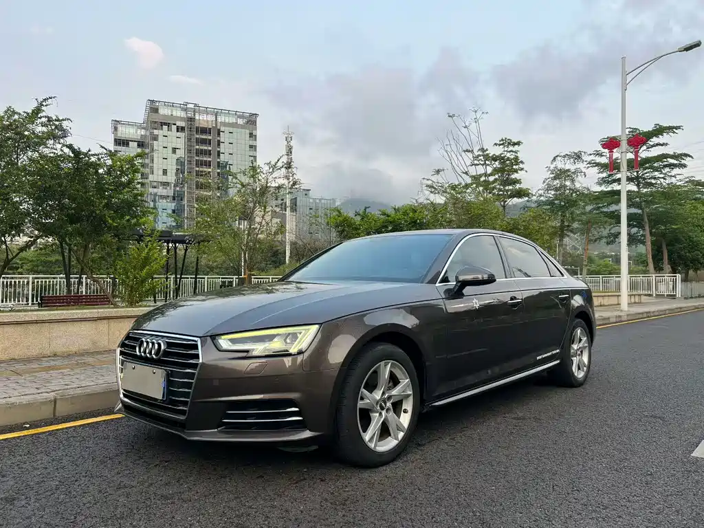 Audi A4L 2018 — фото 1