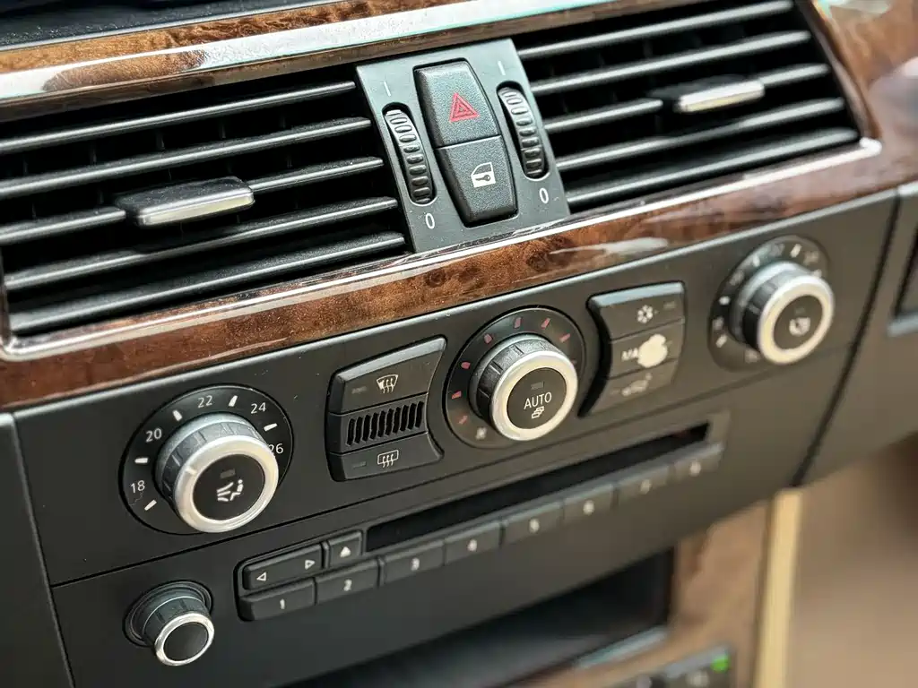 BMW 5 Series 2010 — фото 15