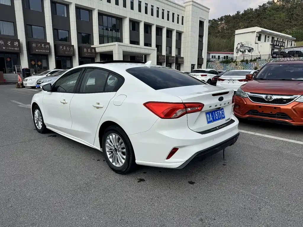Ford Focus 2019 — фото 12