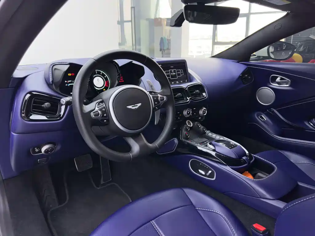 Aston Martin V8 Vantage 2020 — фото 13