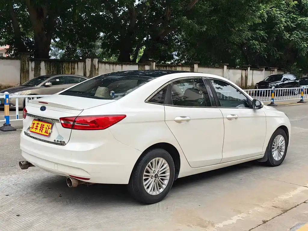 Ford Escort 2015 — фото 9