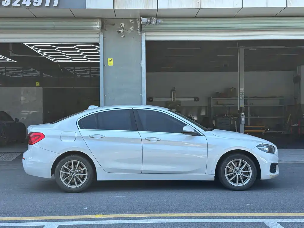 BMW 1 Series 2018 — фото 10