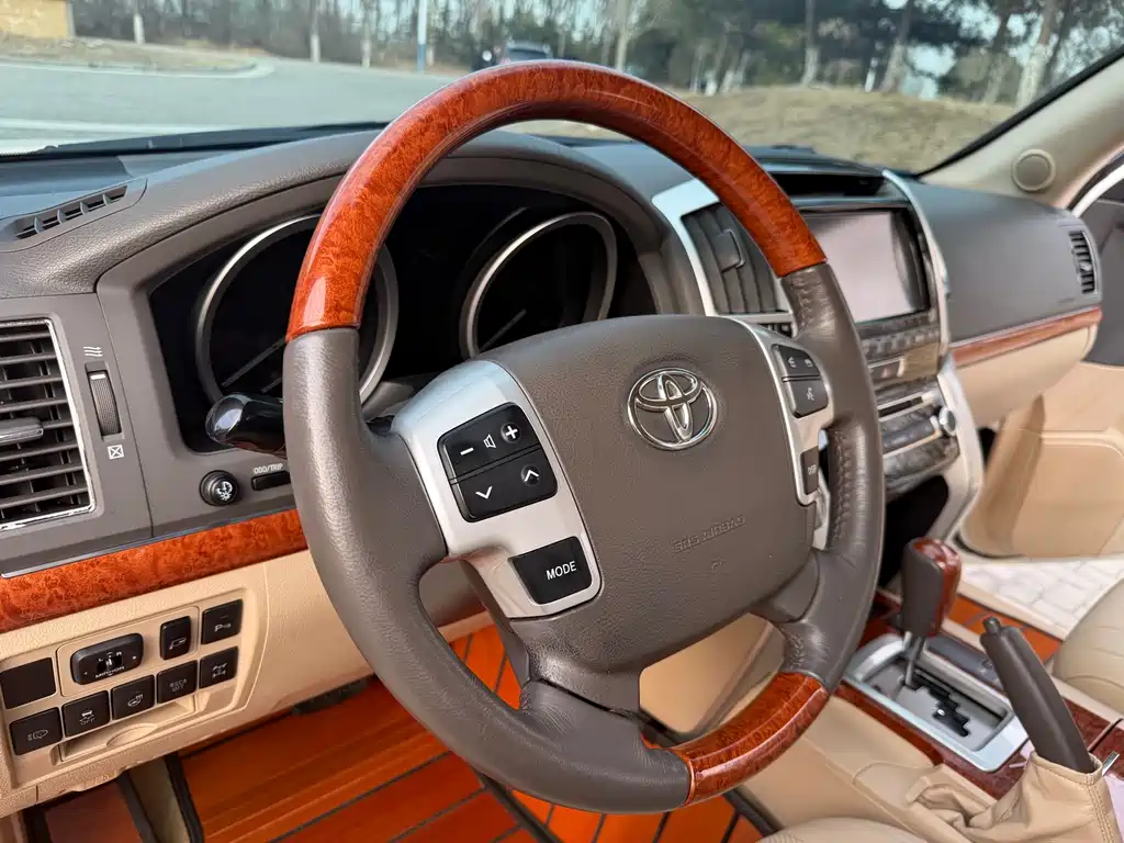 Toyota Land Cruiser 2013 — фото 16