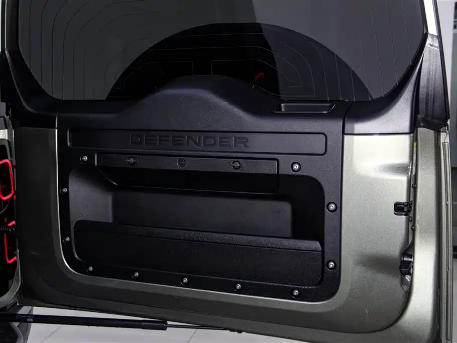 Land Rover Defender 2023 — фото 32