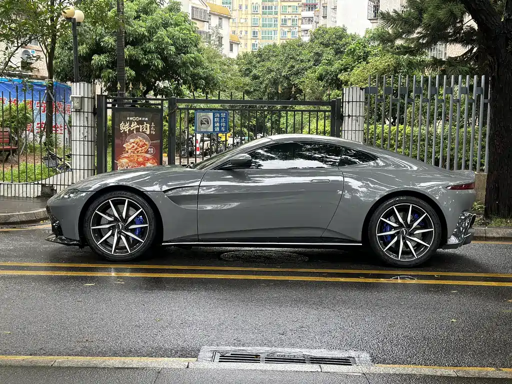 Aston Martin V8 Vantage 2020 — фото 4