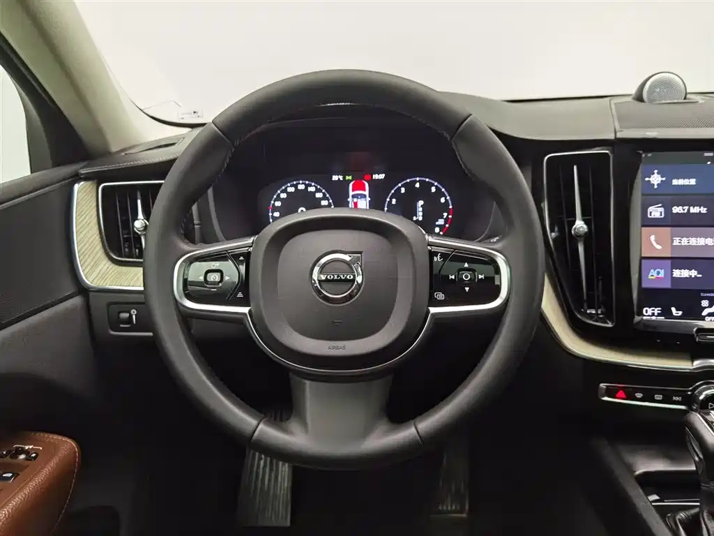 Volvo XC60 2019 — фото 11