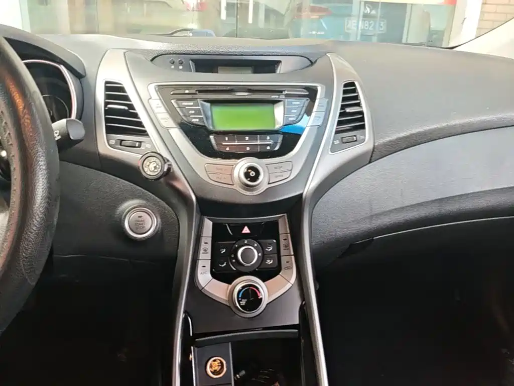 Hyundai Elantra 2015 — фото 13