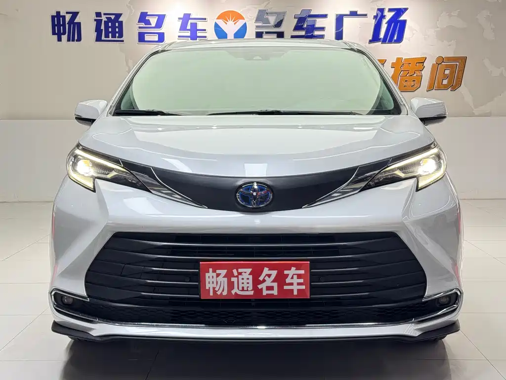 Toyota Sienna 2023 — фото 1