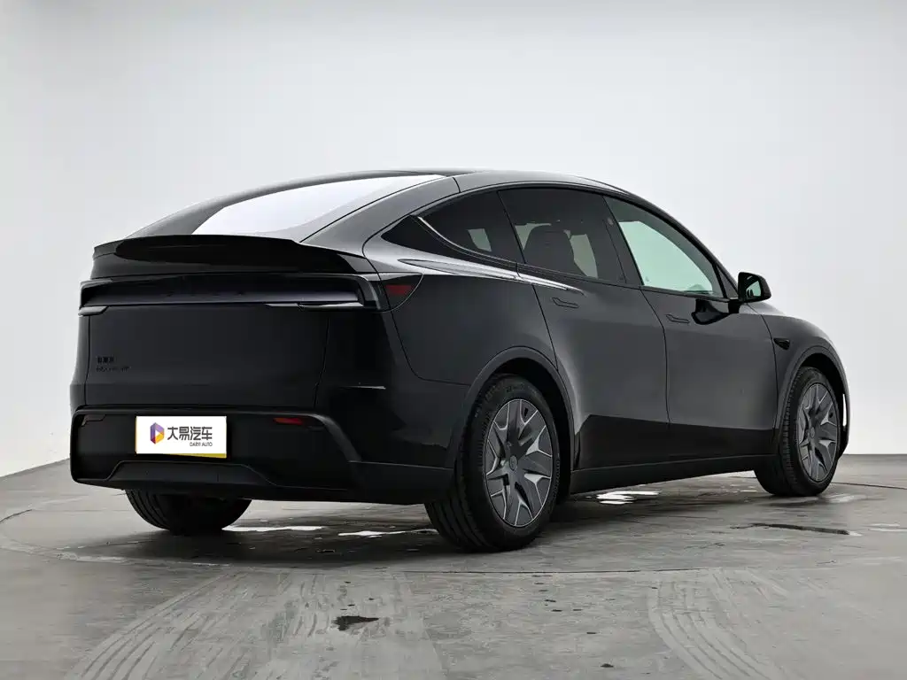 Tesla Model Y L 2026 — фото 3