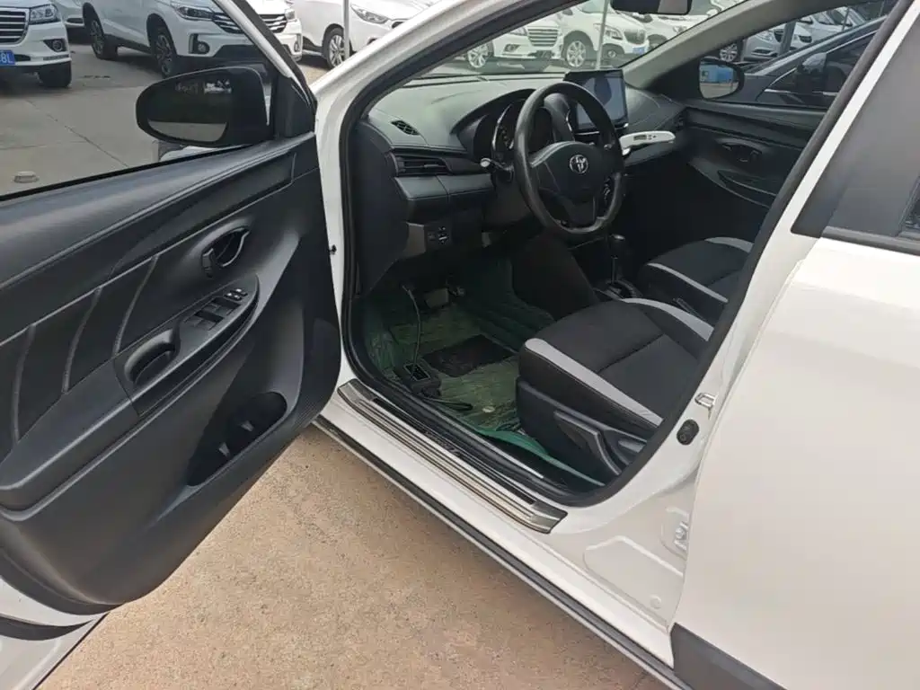 Toyota Yaris L 2020 — фото 16