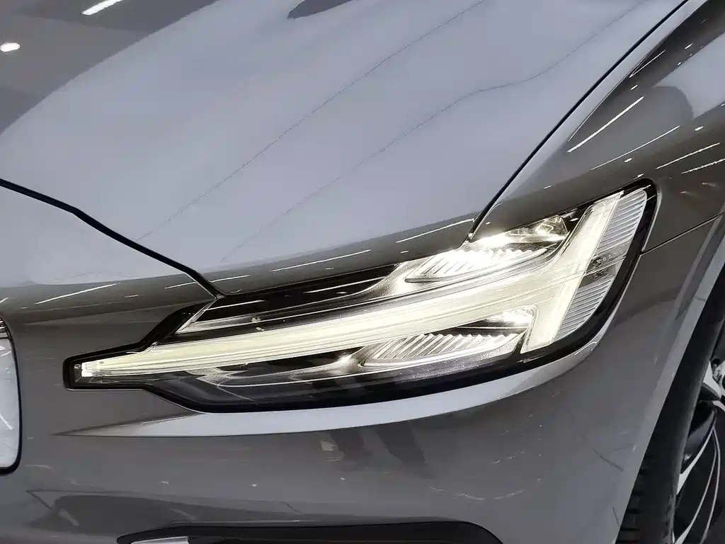 Volvo S60 2022 — фото 8