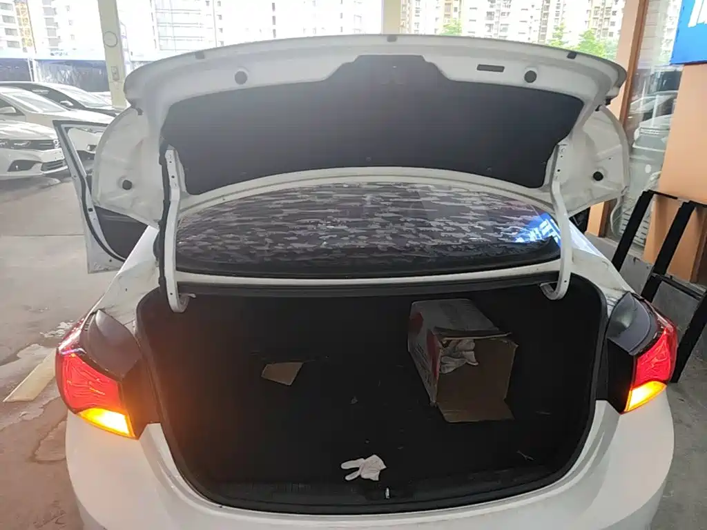Hyundai Elantra 2017 — фото 19