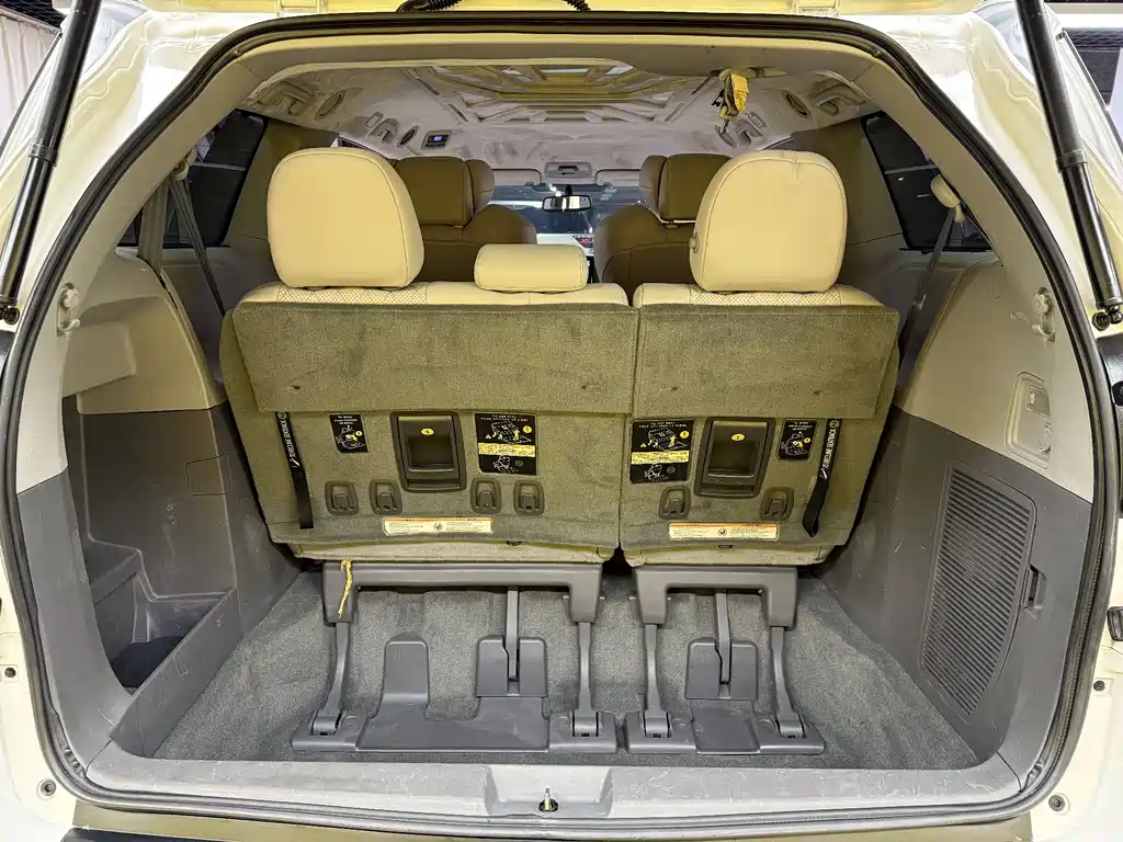 Toyota Sienna 2015 — фото 36
