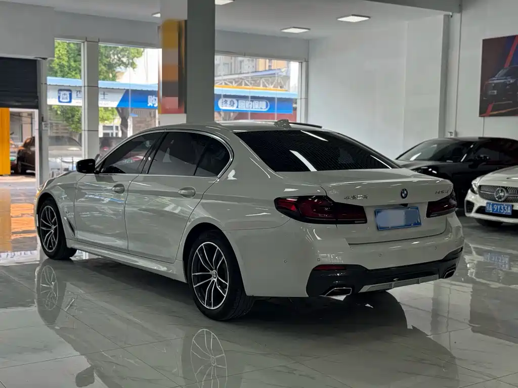 BMW 5 Series 2021 — фото 12