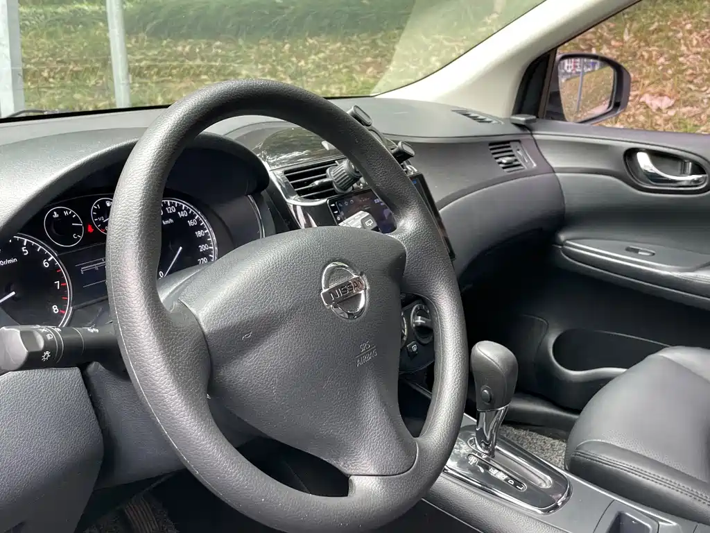Nissan Tiida 2016 — фото 12
